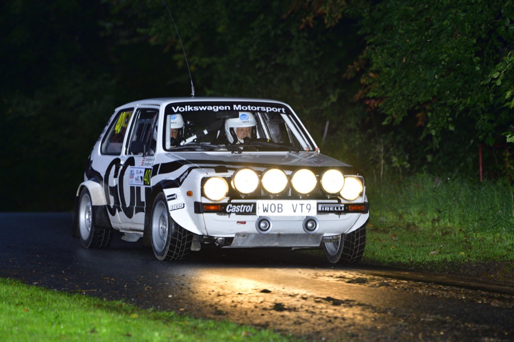Henning og René Christoffersen under en nat-etape i deres VW Golf GTI fra 1979 i sidste rally i 2024.
(Foto: Michael Eisenberg)